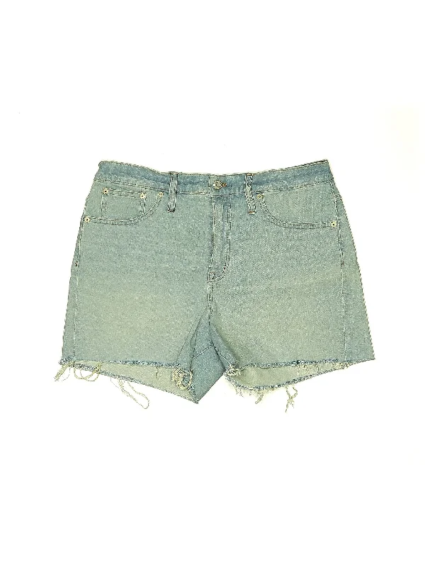 Denim Shorts in Light Wash