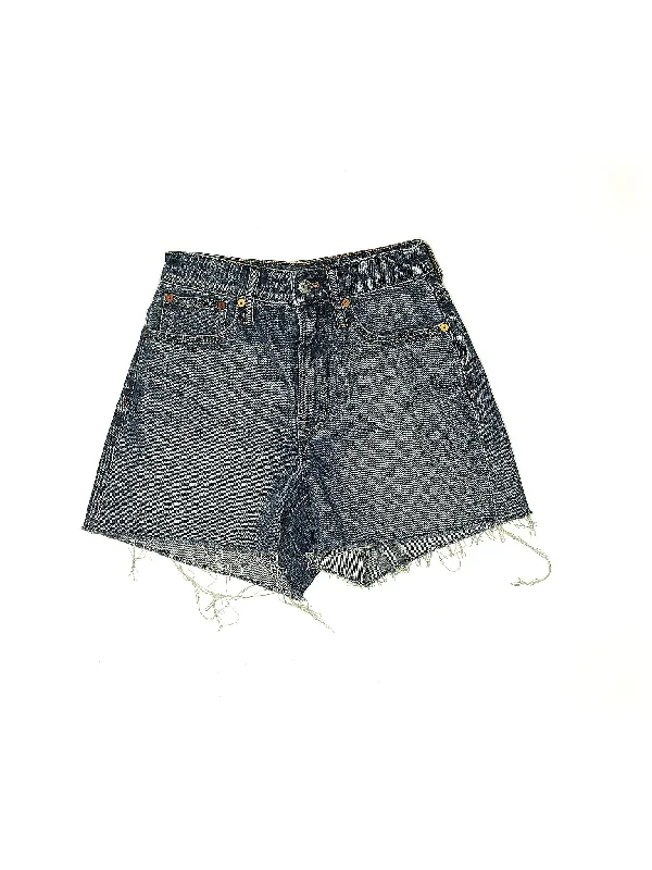 Denim Shorts in Medium Wash